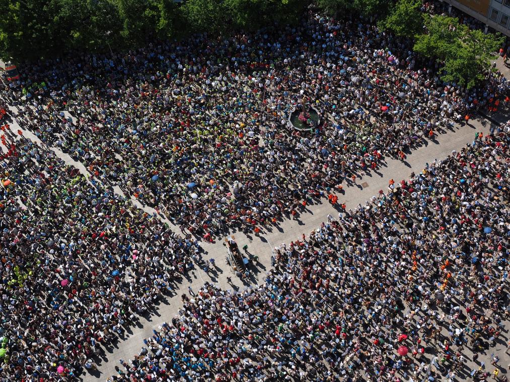 eine Menschenmenge demonstriert auf einem Platz